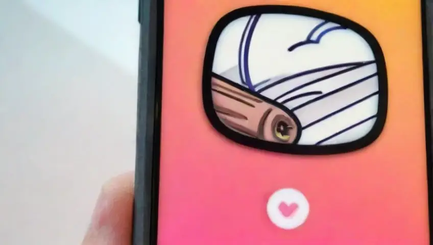 Un teléfono inteligente muestra la app Messenger con un diseño detallado y colorido